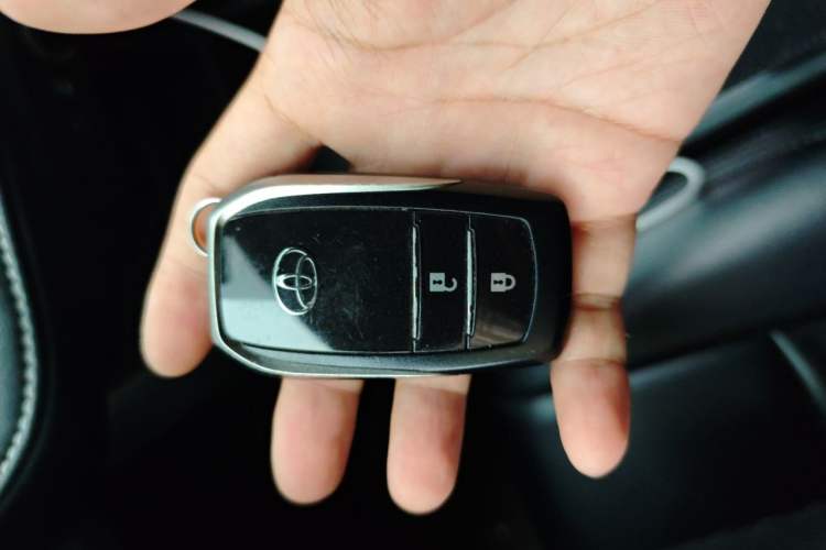 Used Toyota RAV4 2016 2.0L CVT Two-Wheel Drive Fashion Edition China V Standard Vehicle Key