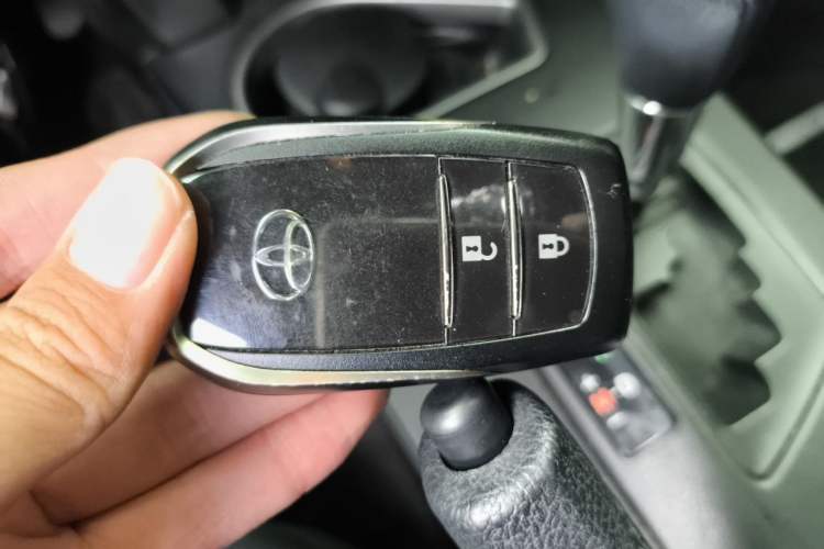 Used Toyota RAV4 2016 2.0L CVT Two-Wheel Drive Fashion Edition China V Standard Vehicle Key