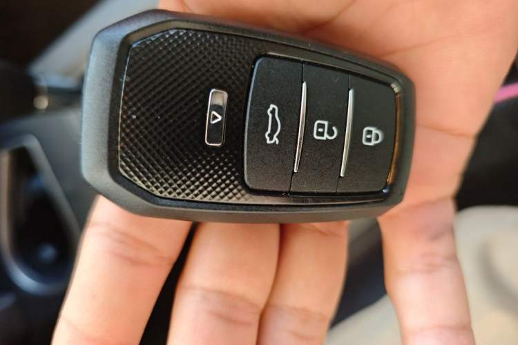 Used Toyota RAV4 2016 2.0L CVT Two-Wheel Drive Fashion Edition China V Standard Vehicle Key