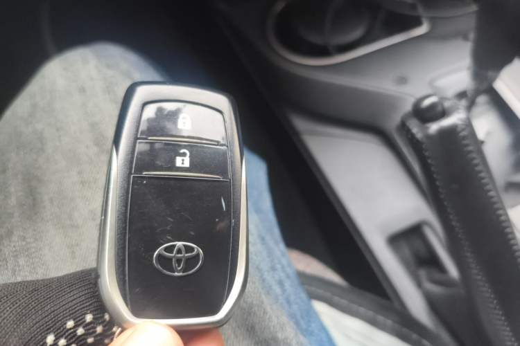 Used Toyota RAV4 2016 2.0L CVT Two-Wheel Drive Comfort Edition China V Standard Vehicle Key