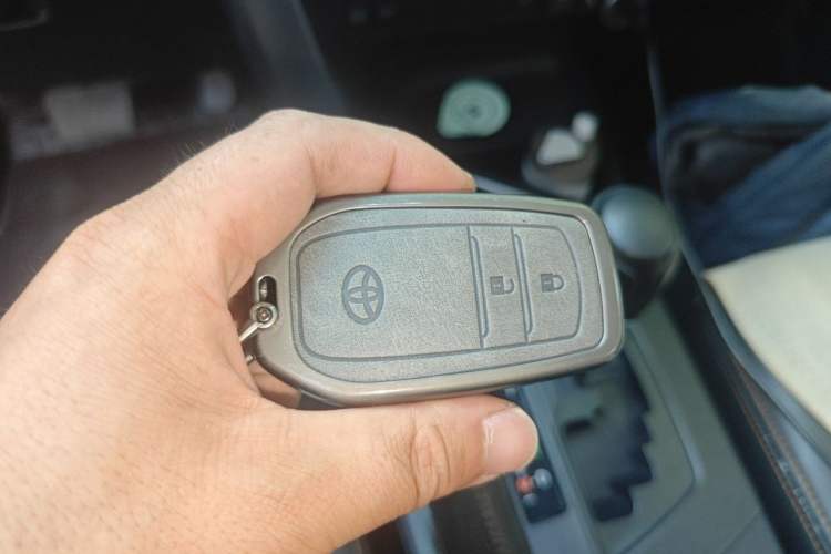 Used Toyota RAV4 2016 2.0L CVT Two-Wheel Drive Fashion Edition China V Standard Vehicle Key