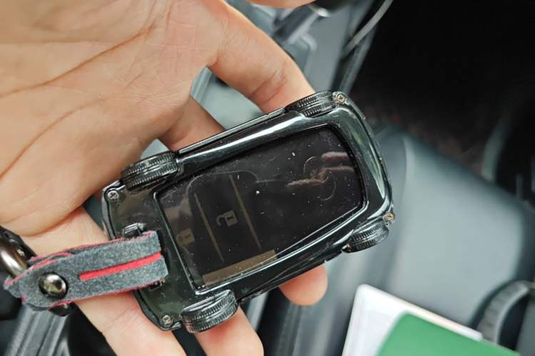 Used Toyota RAV4 2016 2.0L CVT Two-Wheel Drive Fashion Edition China V Standard Vehicle Key
