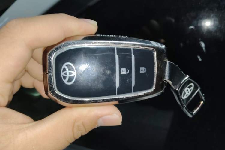 Used Toyota RAV4 2016 2.0L CVT Two-Wheel Drive Fashion Edition China V Standard Vehicle Key