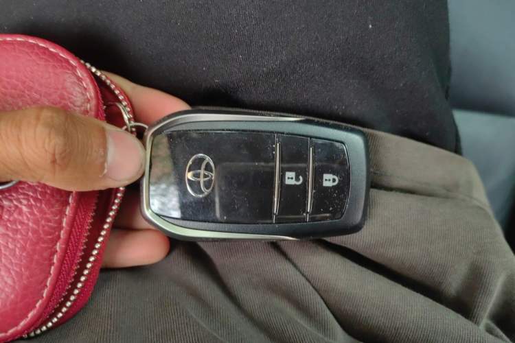 Used Toyota RAV4 2016 2.0L CVT Two-Wheel Drive Smart Edition China V Standard Vehicle Key