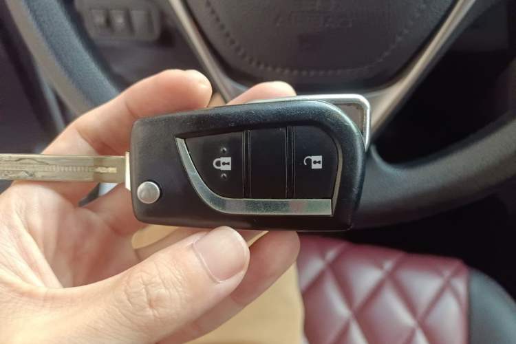 Used Toyota RAV4 2016 2.0L CVT Two-Wheel Drive Urban Edition China V Standard Vehicle Key
