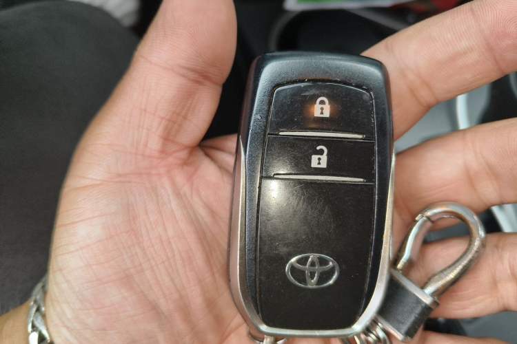 Used Toyota RAV4 2016 2.0L CVT Two-Wheel Drive Fashion Edition China V Standard Vehicle Key