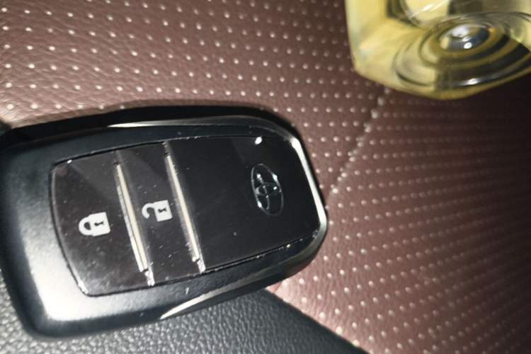Used Toyota RAV4 2016 2.0L CVT Two-Wheel Drive Fashion Edition China V Standard Vehicle Key
