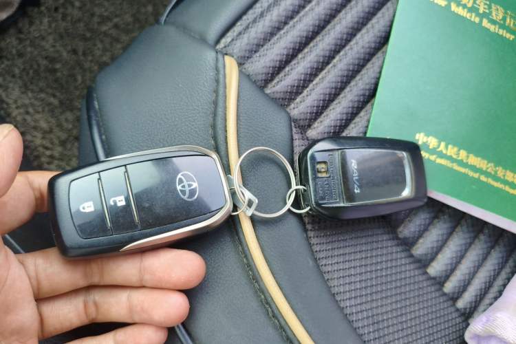 Used Toyota RAV4 2016 2.0L CVT Two-Wheel Drive Fashion Edition China V Standard Vehicle Key