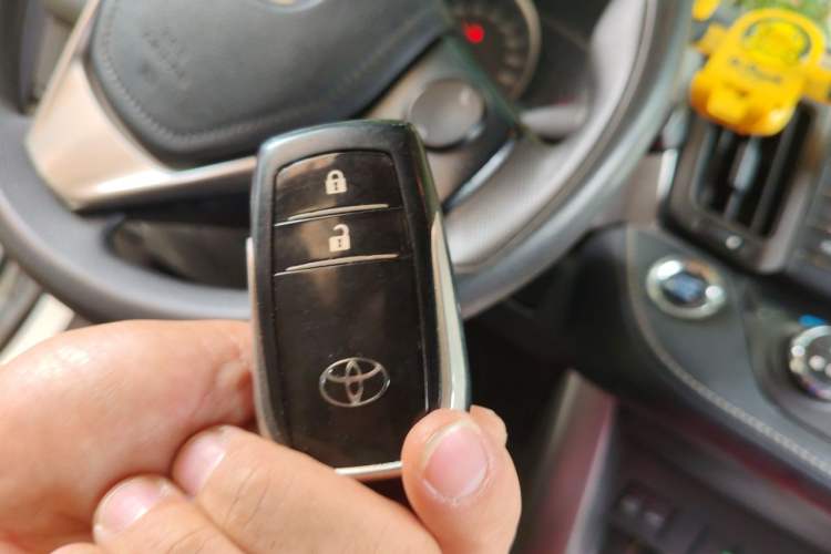 Used Toyota RAV4 2016 2.0L CVT Two-Wheel Drive Fashion Edition China V Standard Vehicle Key
