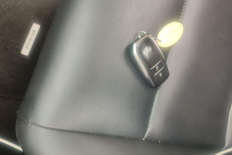 Used Toyota RAV4 2016 2.0L CVT Two-Wheel Drive Fashion Edition China V Standard Vehicle Key