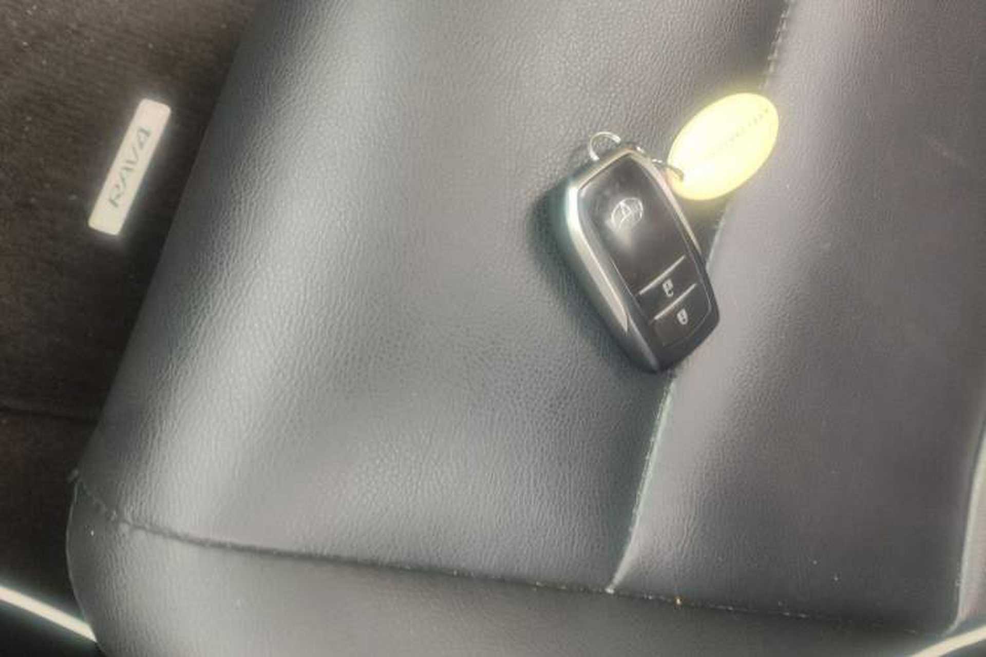 Used Toyota RAV4 2016 2.0L CVT Two-Wheel Drive Fashion Edition China V Standard Vehicle Key