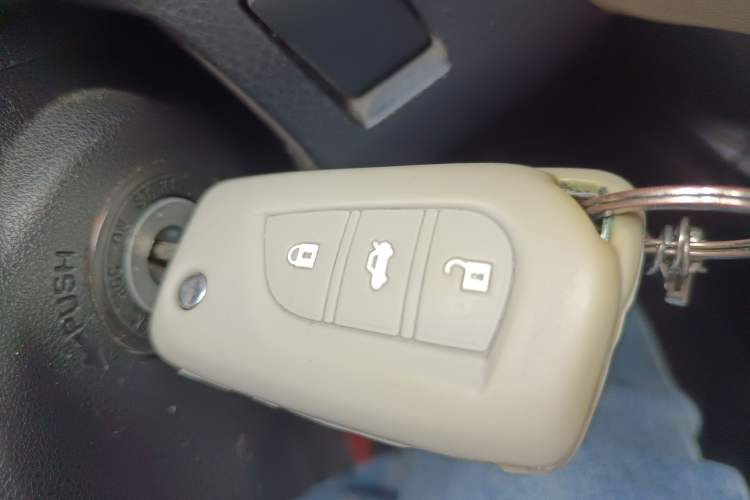 Used Toyota RAV4 2016 2.0L CVT Two-Wheel Drive Urban Edition China V Standard Vehicle Key