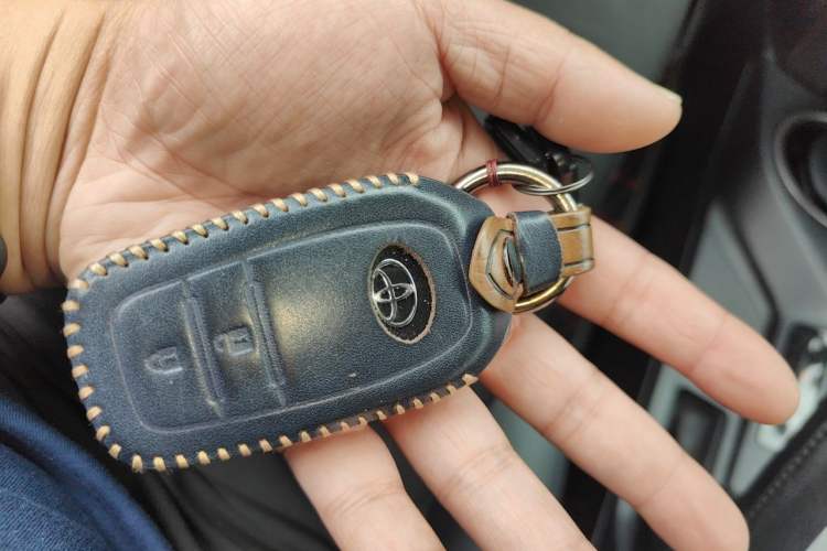 Used Toyota RAV4 2016 2.0L CVT Two-Wheel Drive Fashion Edition China V Standard Vehicle Key