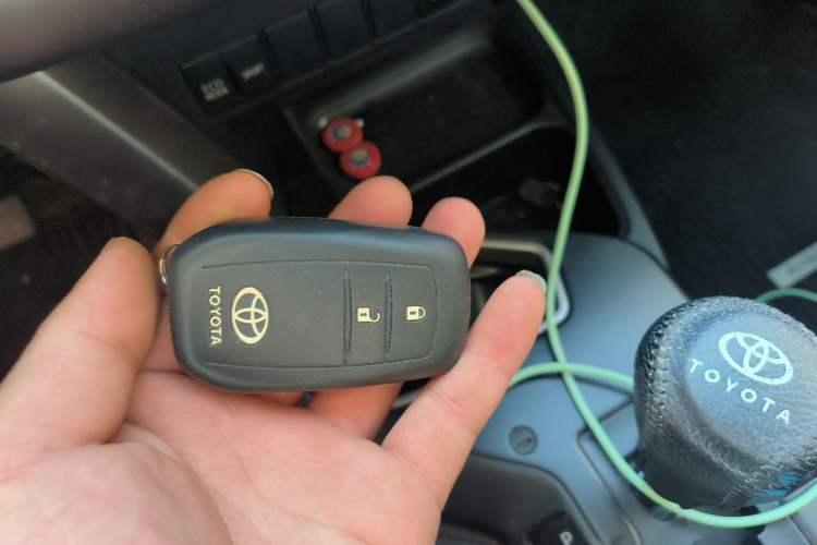 Used Toyota RAV4 2016 2.0L CVT Two-Wheel Drive Fashion Edition China V Standard Vehicle Key