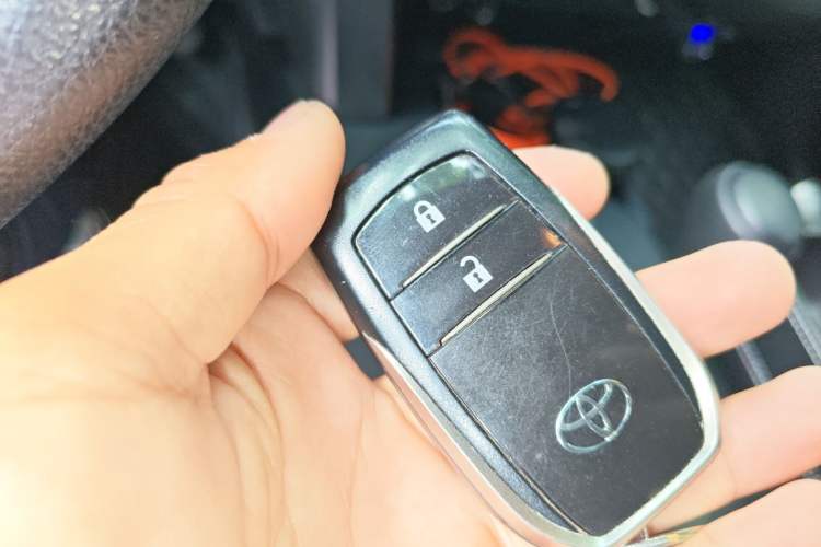 Used Toyota RAV4 2016 2.0L CVT Two-Wheel Drive Fashion Edition China V Standard Vehicle Key