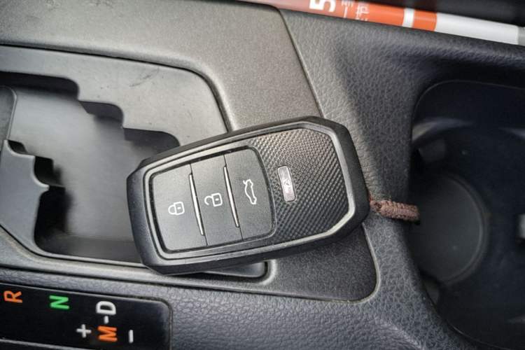Used Toyota RAV4 2016 2.0L CVT Two-Wheel Drive Fashion Edition China V Standard Vehicle Key