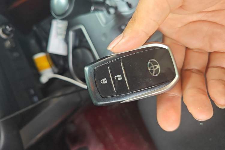 Used Toyota RAV4 2016 2.0L CVT Two-Wheel Drive Fashion Edition China V Standard Vehicle Key
