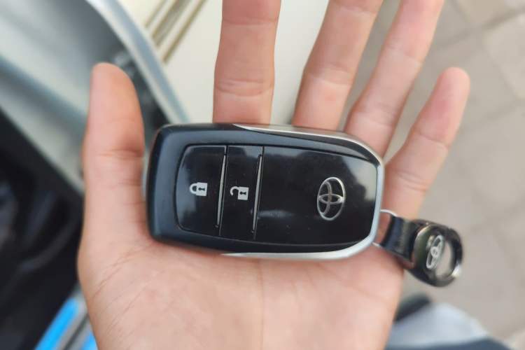 Used Toyota RAV4 2016 2.0L CVT Two-Wheel Drive Fashion Edition China V Standard Vehicle Key