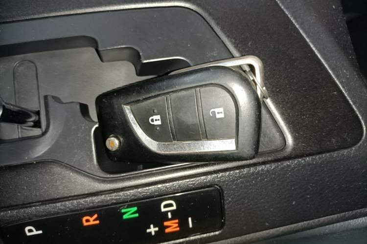 Used Toyota RAV4 2016 2.0L CVT Two-Wheel Drive Urban Edition China V Standard Vehicle Key