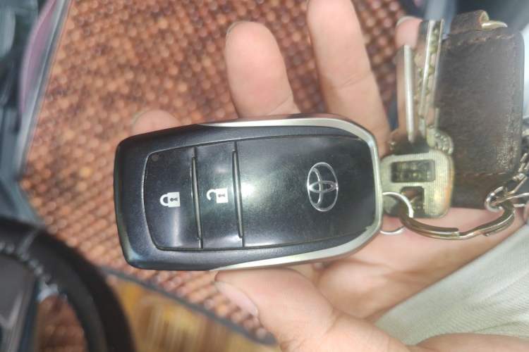 Used Toyota RAV4 2016 2.0L CVT Two-Wheel Drive Fashion Edition China V Standard Vehicle Key