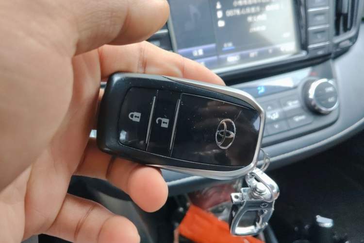 Used Toyota RAV4 2016 2.0L CVT Two-Wheel Drive Fashion Edition China V Standard Vehicle Key