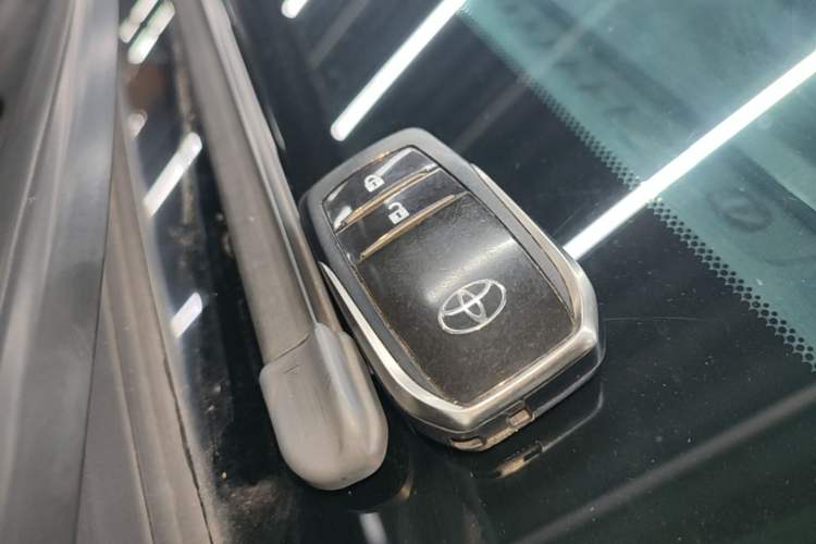 Used Toyota RAV4 2016 2.0L CVT Two-Wheel Drive Fashion Edition China V Standard Vehicle Key
