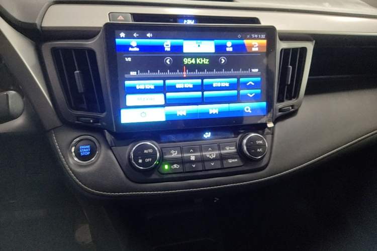 Used Toyota RAV4 2016 2.0L CVT Two-Wheel Drive Fashion Edition China V Standard Audio And AC Panel