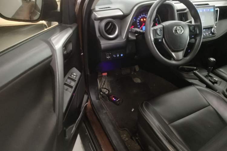 Used Toyota RAV4 2016 2.0L CVT Two-Wheel Drive Fashion Edition China V Standard Driver Seat
