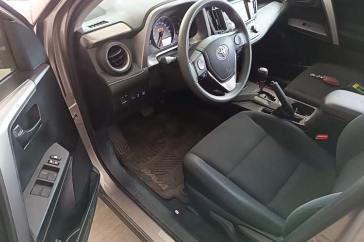 Used Toyota RAV4 2016 2.0L CVT Two-Wheel Drive Fashion Edition China V Standard Driver Seat