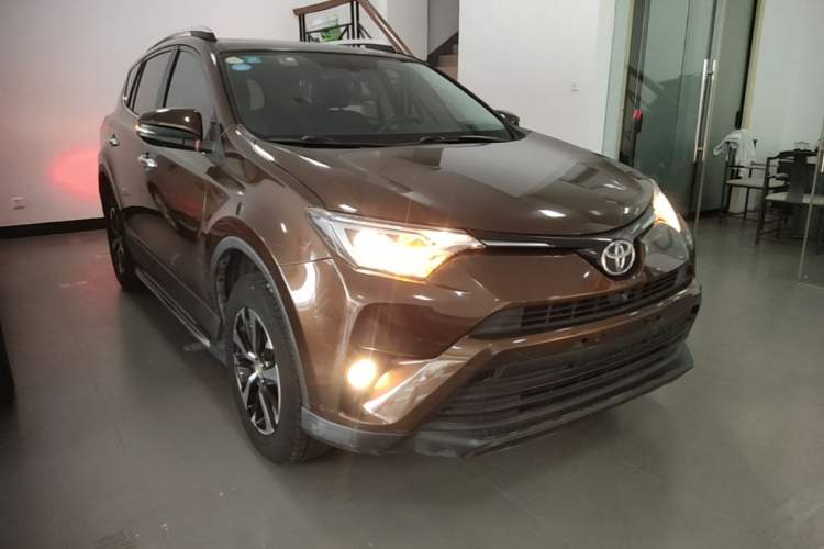 Used Toyota RAV4 2016 2.0L CVT Two-Wheel Drive Fashion Edition China V Standard Front Right 45 Deg