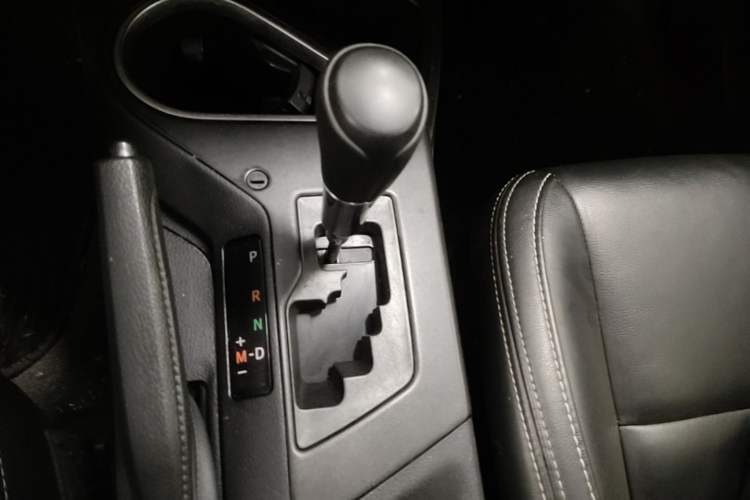 Used Toyota RAV4 2016 2.0L CVT Two-Wheel Drive Fashion Edition China V Standard Gear Lever