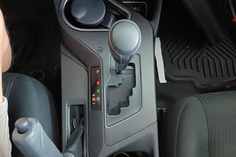 Used Toyota RAV4 2016 2.0L CVT Two-Wheel Drive Fashion Edition China V Standard Gear Lever