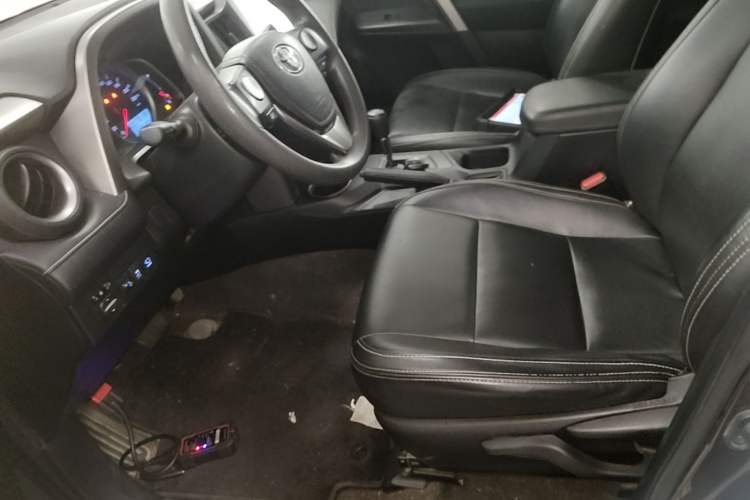 Used Toyota RAV4 2016 2.0L CVT Two-Wheel Drive Fashion Edition China V Standard Left Front Seat