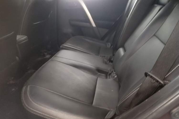 Used Toyota RAV4 2016 2.0L CVT Two-Wheel Drive Fashion Edition China V Standard Left Rear Seat