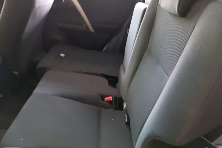 Used Toyota RAV4 2016 2.0L CVT Two-Wheel Drive Fashion Edition China V Standard Left Rear Seat