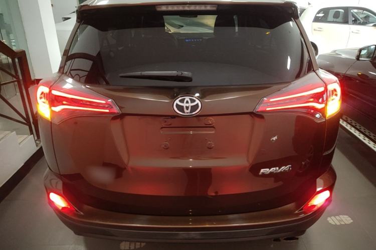 Used Toyota RAV4 2016 2.0L CVT Two-Wheel Drive Fashion Edition China V Standard Rear