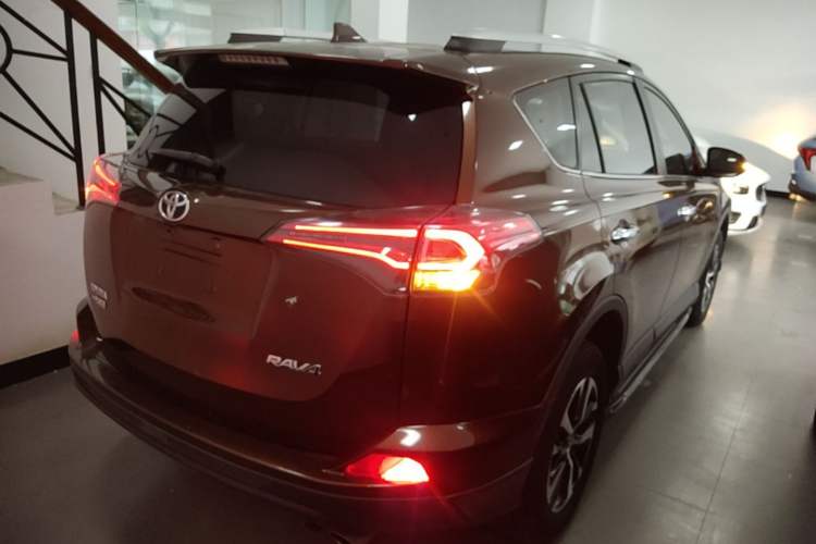 Used Toyota RAV4 2016 2.0L CVT Two-Wheel Drive Fashion Edition China V Standard Rear Right 45 Deg
