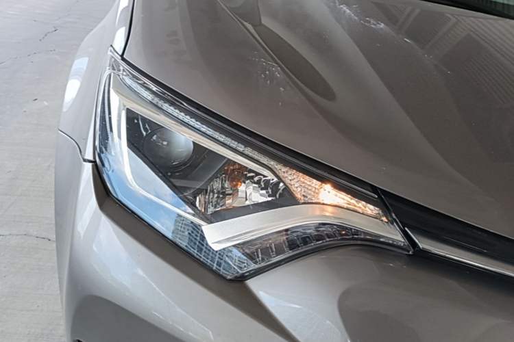 Used Toyota RAV4 2016 2.0L CVT Two-Wheel Drive Fashion Edition China V Standard Right Front Headlight
