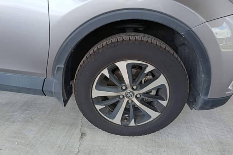 Used Toyota RAV4 2016 2.0L CVT Two-Wheel Drive Fashion Edition China V Standard Right Front Wheel Hub