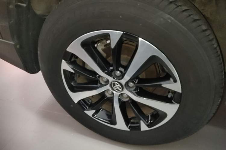 Used Toyota RAV4 2016 2.0L CVT Two-Wheel Drive Fashion Edition China V Standard Right Rear Wheel Hub