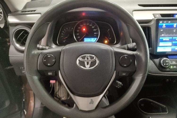 Used Toyota RAV4 2016 2.0L CVT Two-Wheel Drive Fashion Edition China V Standard Steering Wheel