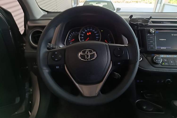 Used Toyota RAV4 2016 2.0L CVT Two-Wheel Drive Fashion Edition China V Standard Steering Wheel