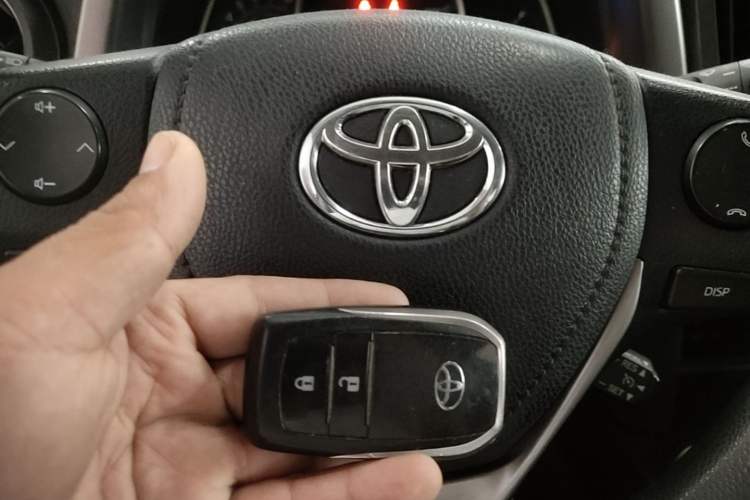 Used Toyota RAV4 2016 2.0L CVT Two-Wheel Drive Fashion Edition China V Standard Vehicle Key