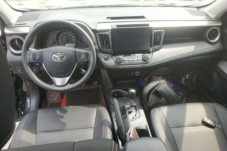 Used Toyota RAV4 2018 2.0L CVT Two-Wheel Drive Fashion X Edition Center Console