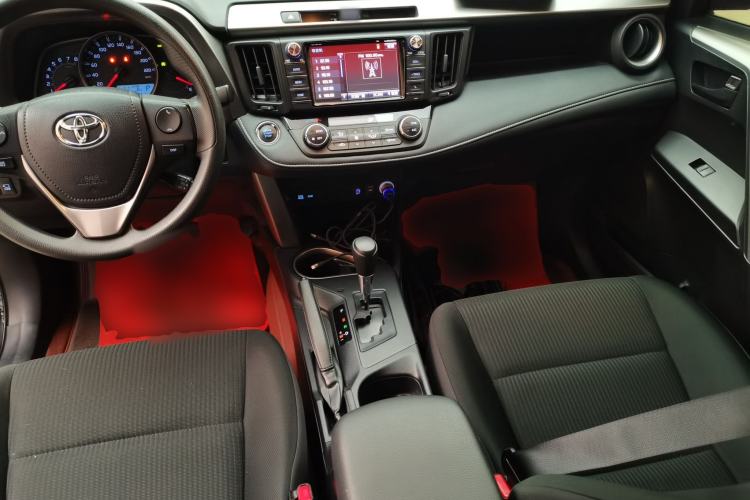 Used Toyota RAV4 2018 2.0L CVT Two-Wheel Drive Fashion X Edition Center Console