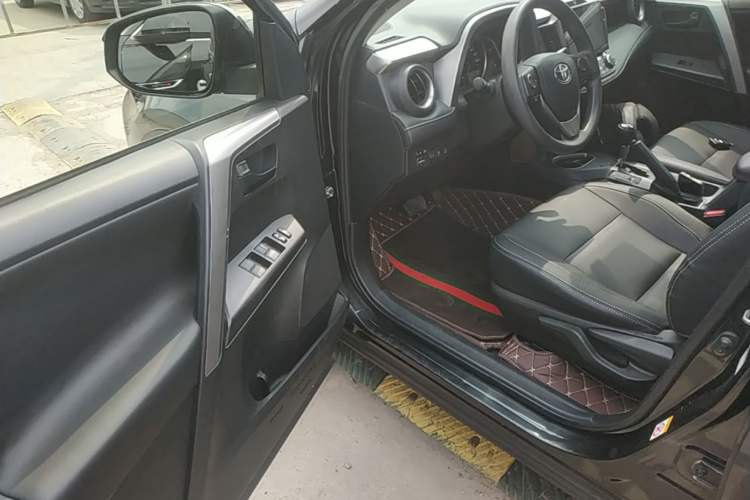 Used Toyota RAV4 2018 2.0L CVT Two-Wheel Drive Fashion X Edition Driver Seat