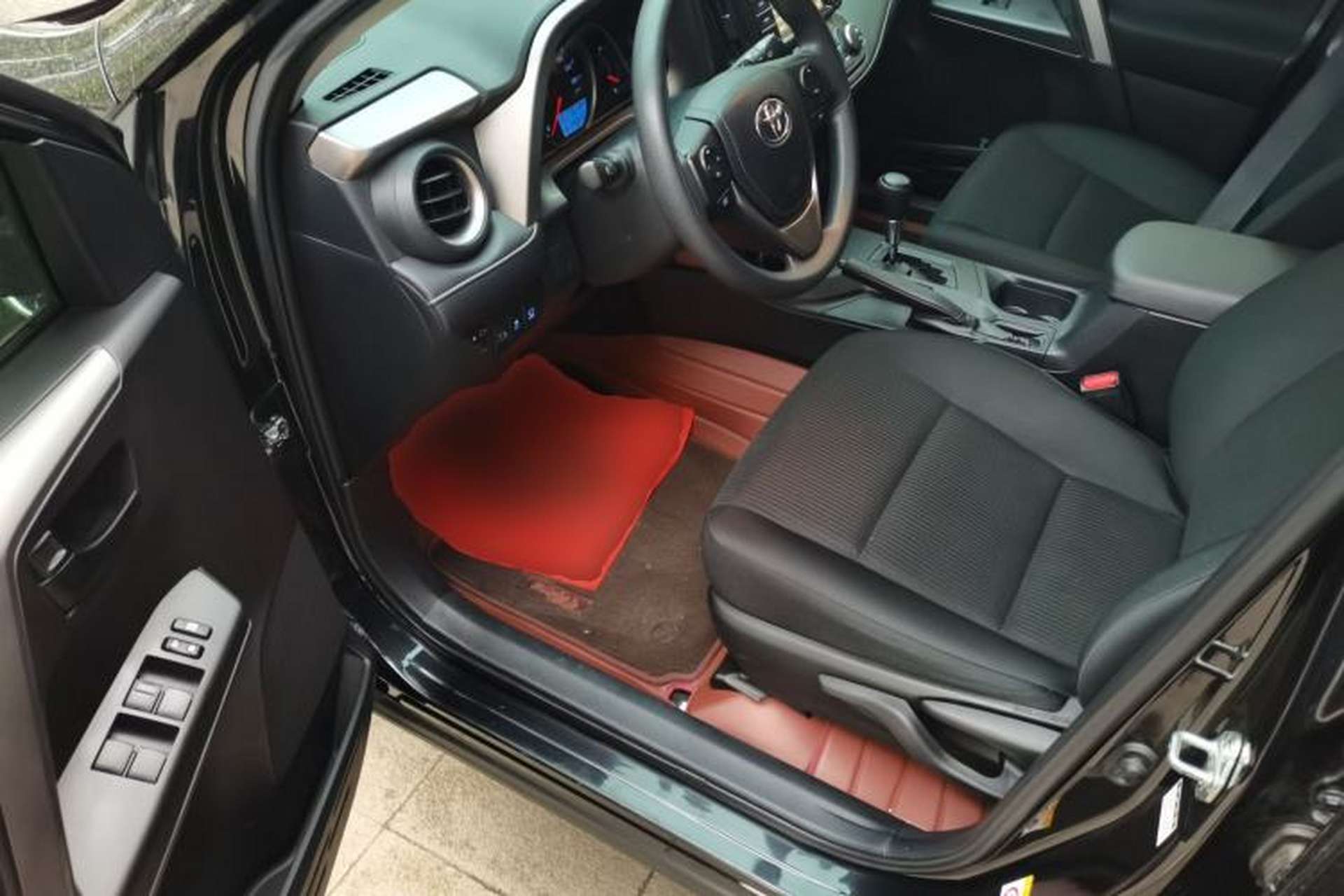 Used Toyota RAV4 2018 2.0L CVT Two-Wheel Drive Fashion X Edition Driver Seat
