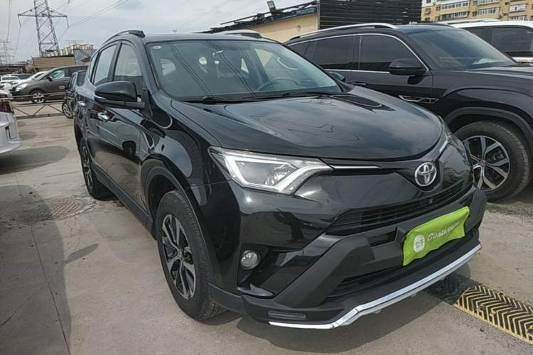 Used Toyota RAV4 2018 2.0L CVT Two-Wheel Drive Fashion X Edition Front Right 45 Deg