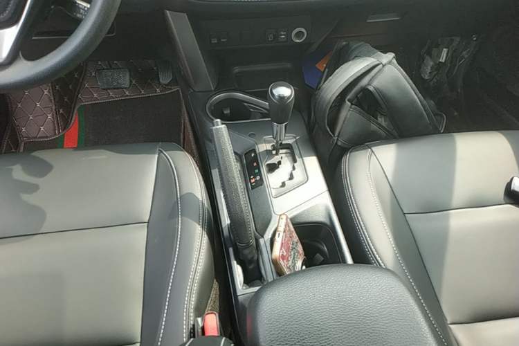 Used Toyota RAV4 2018 2.0L CVT Two-Wheel Drive Fashion X Edition Gear Lever