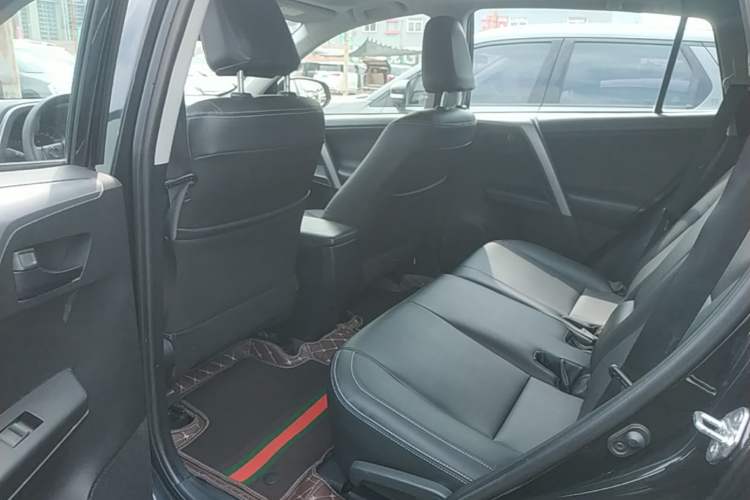 Used Toyota RAV4 2018 2.0L CVT Two-Wheel Drive Fashion X Edition Left Rear Seat